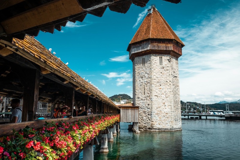 Wasserturm und Kapellbrücke mit Blumenschmuck in Luzern