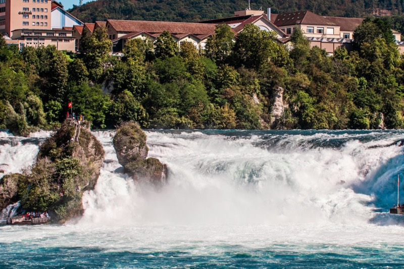 Rheinfall bei Neuhausen mit Felsen im schäumenden Wasser