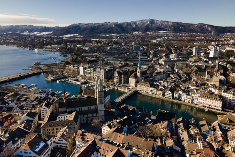 Zürcher Altstadt von oben mit Limmat, Grossmünster und Zürichsee, dahinter der Üetliberg im Winter